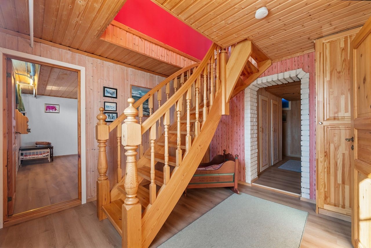 Gang i underetasje med 2 plassbygde skap Galleribilde