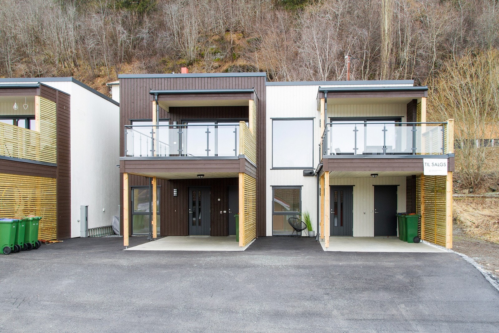 Romslig carport med egen inngang til vaskerom. Galleribilde
