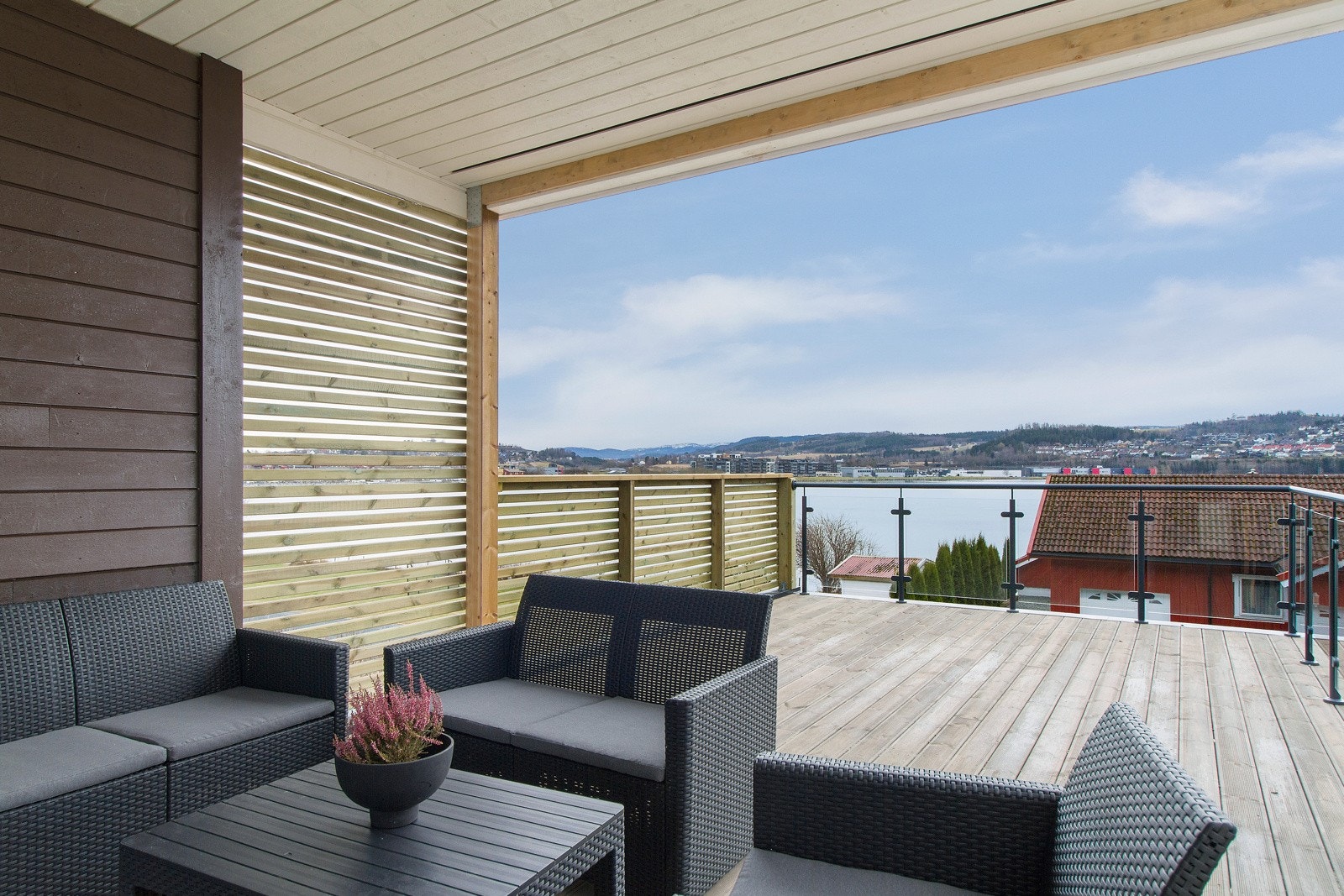 Stor, solrik og delvis overbygd terrasse. Galleribilde