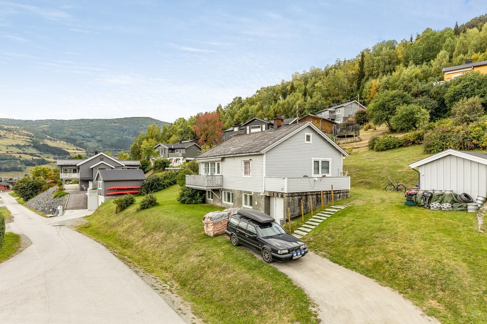 Eiendommen ligger svært sentralt til i nedre del av Vågåmo sentrum. Galleribilde