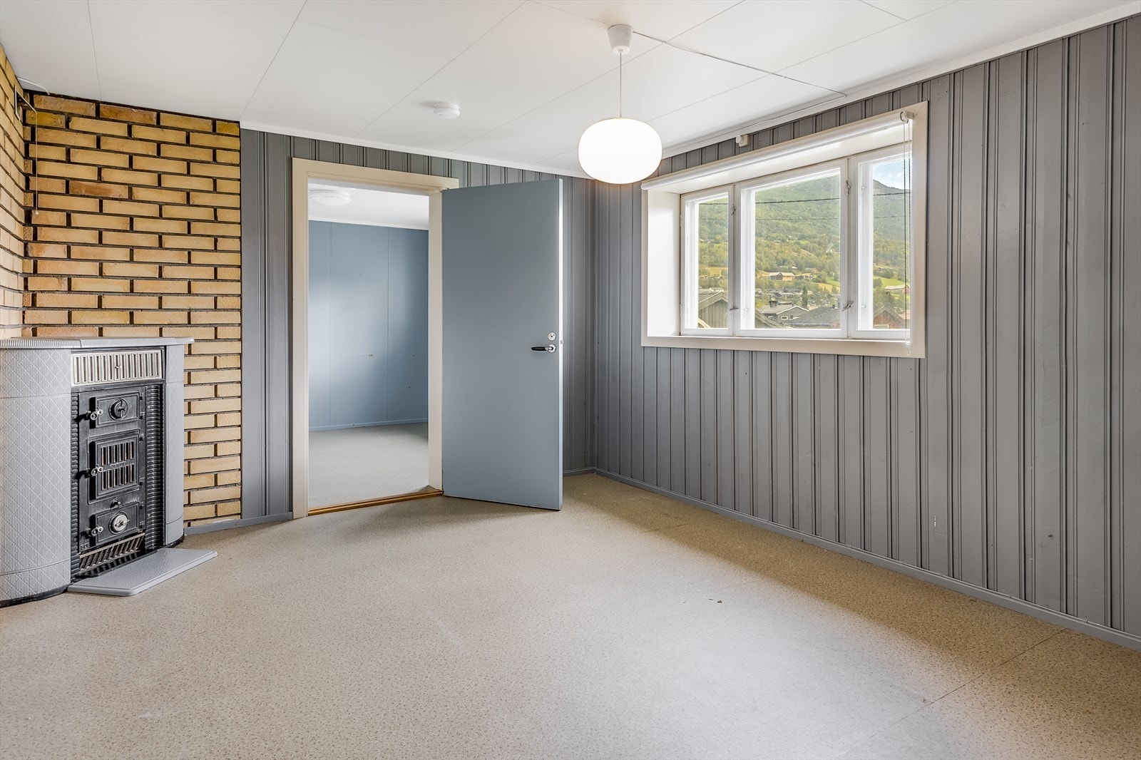 Stue i hybeldel i kjeller Galleribilde