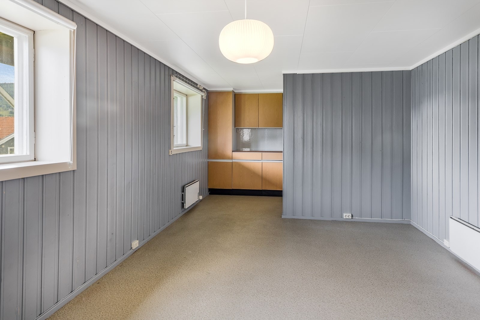 Stue og kjøkken i hybeldel i kjeller Galleribilde