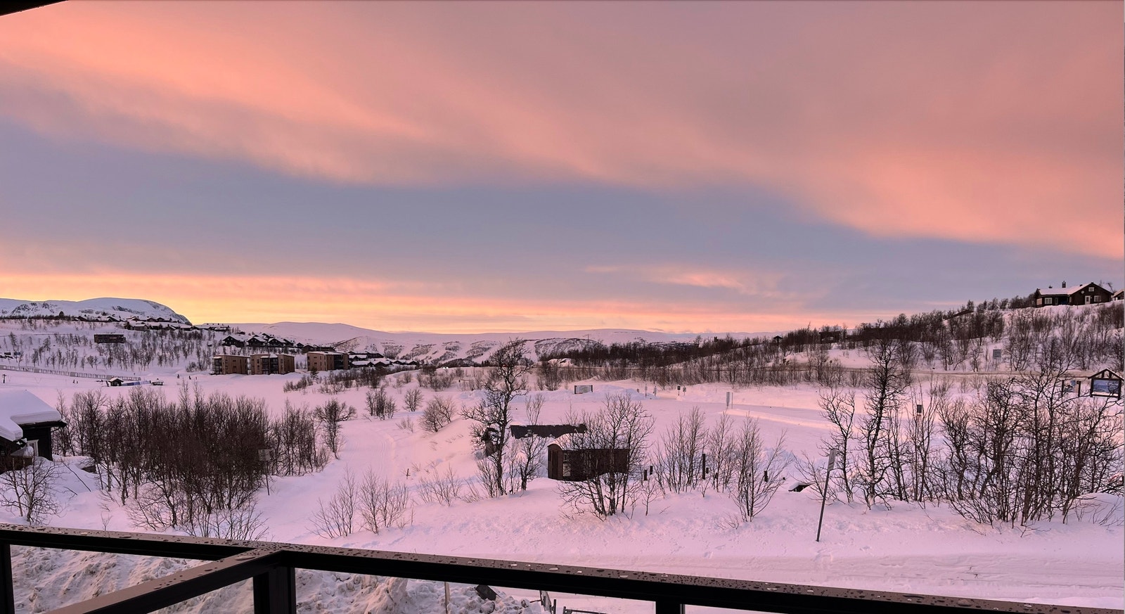 Utsikt fra leilighet i lavere etasje. Galleribilde