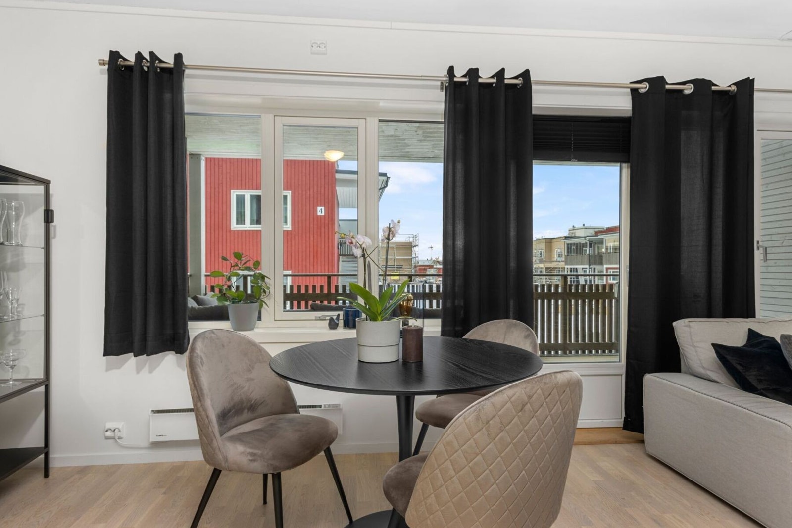 Kjøkken/stue med plass til spisegruppe. Galleribilde