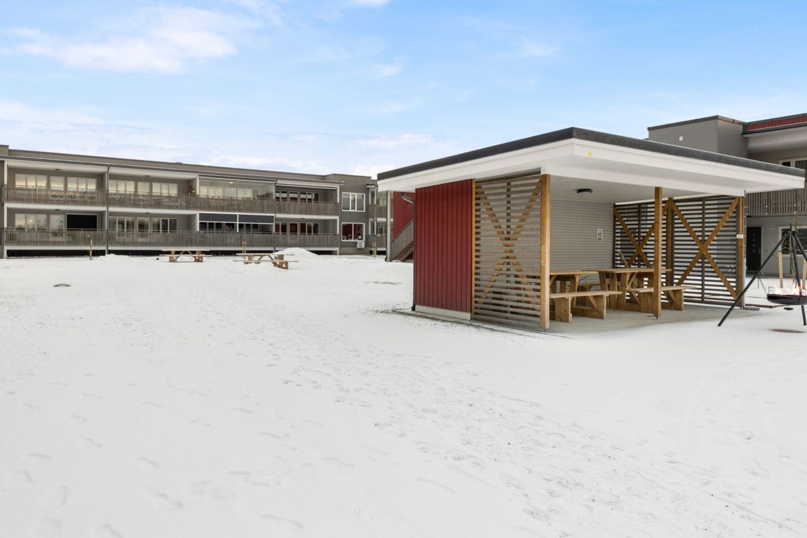 Uteområdet/Kvartalspark er under utarbeidelse, her er det oppført lekeapparat, gapahuk, og gangstier, og vil etter hvert bli pent opparbeidet med plen og div beplantninger. Galleribilde
