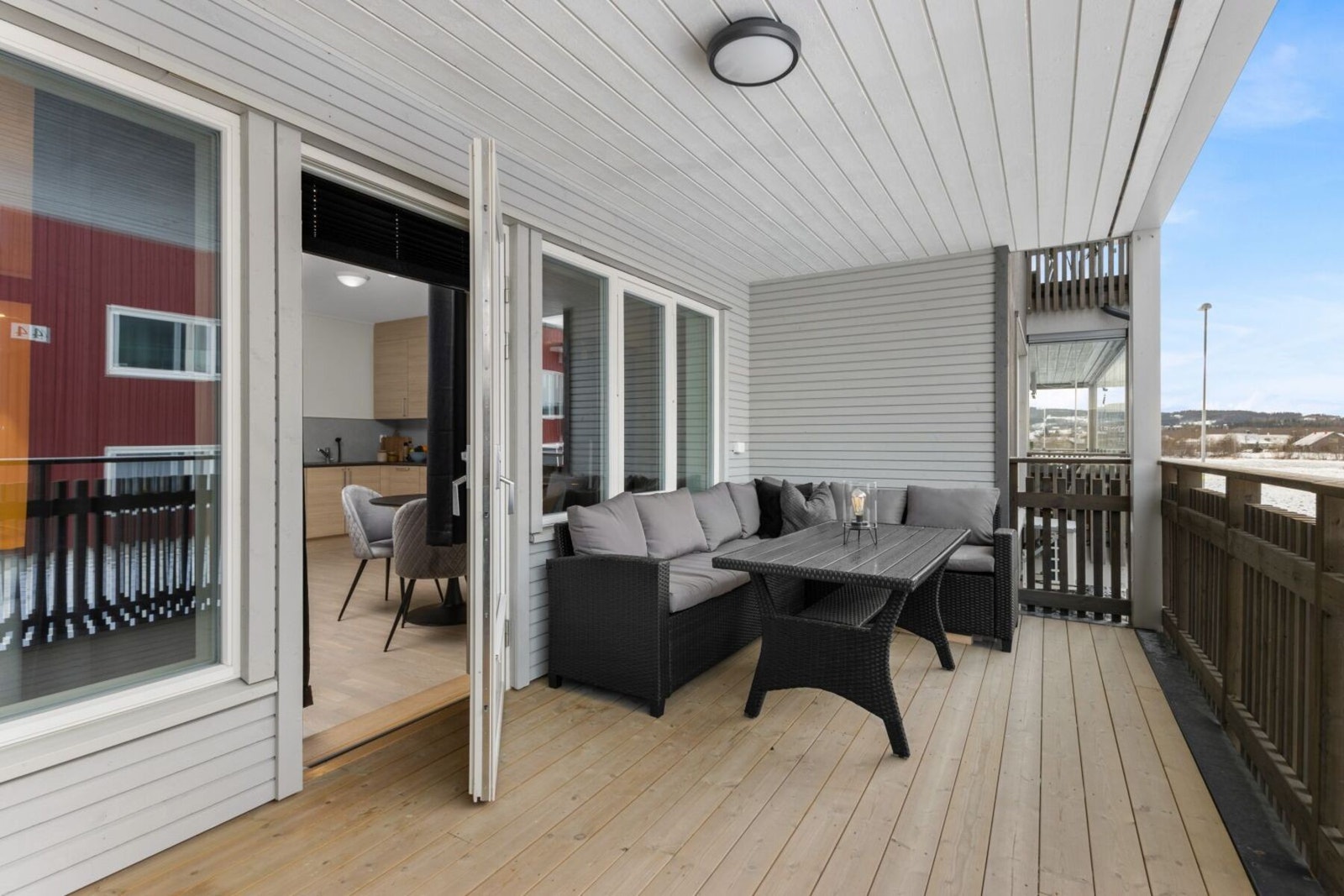 Romslig takoverbygd veranda med gode solforhold. Galleribilde