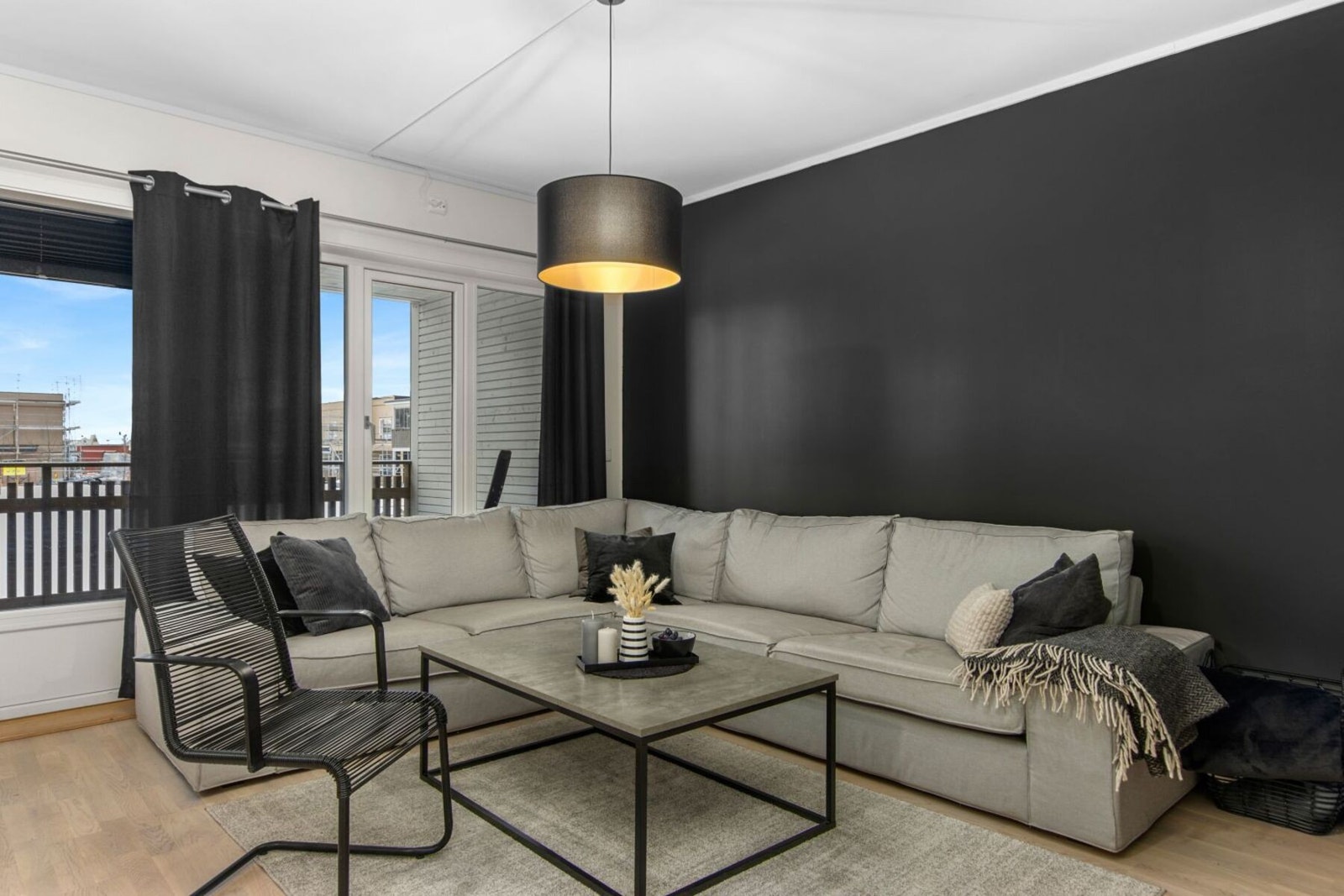 Fra stuen er det utgang til veranda. Galleribilde