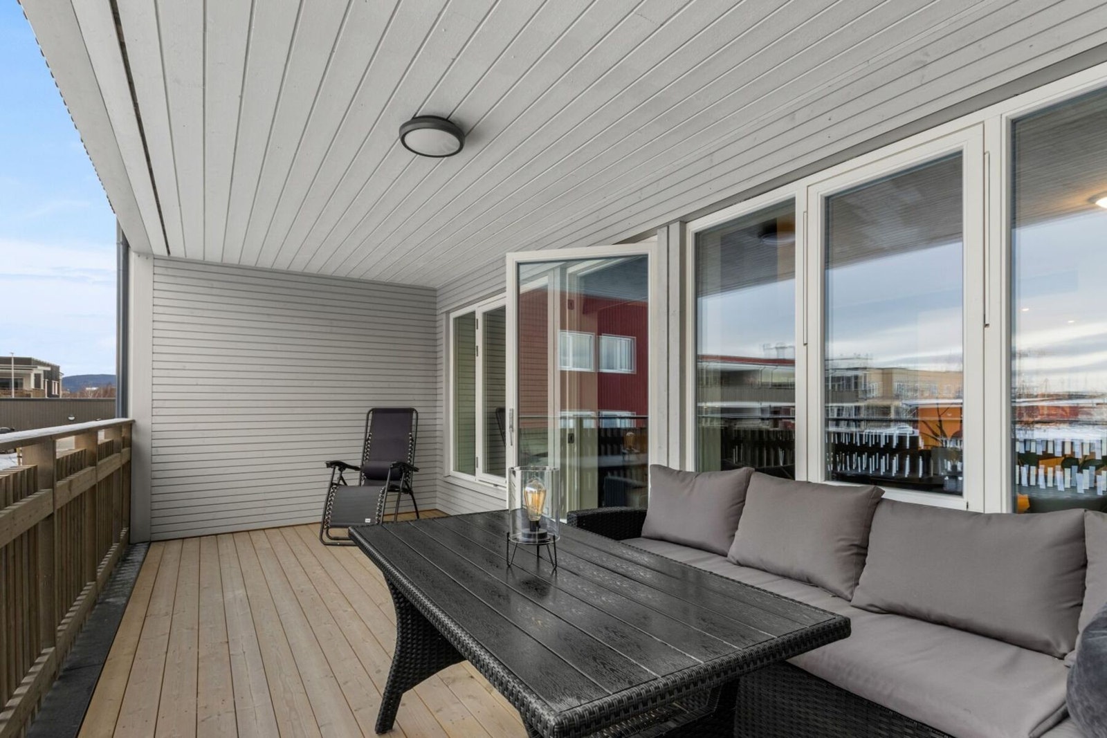 Veranda med god plass til utemøbler. Galleribilde