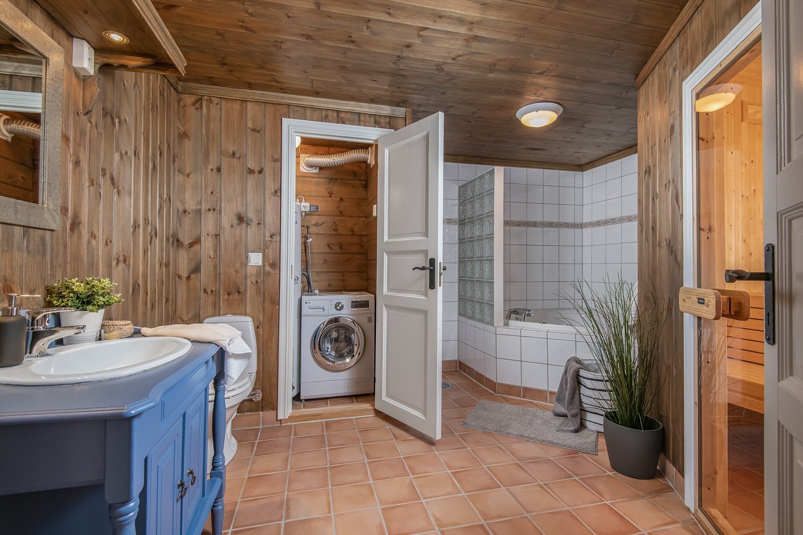 Stort bad i kjelleretasjen med underskap, speil med tilhørende belysning, boblekar, dusjnisje og gulvmontert wc. Galleribilde