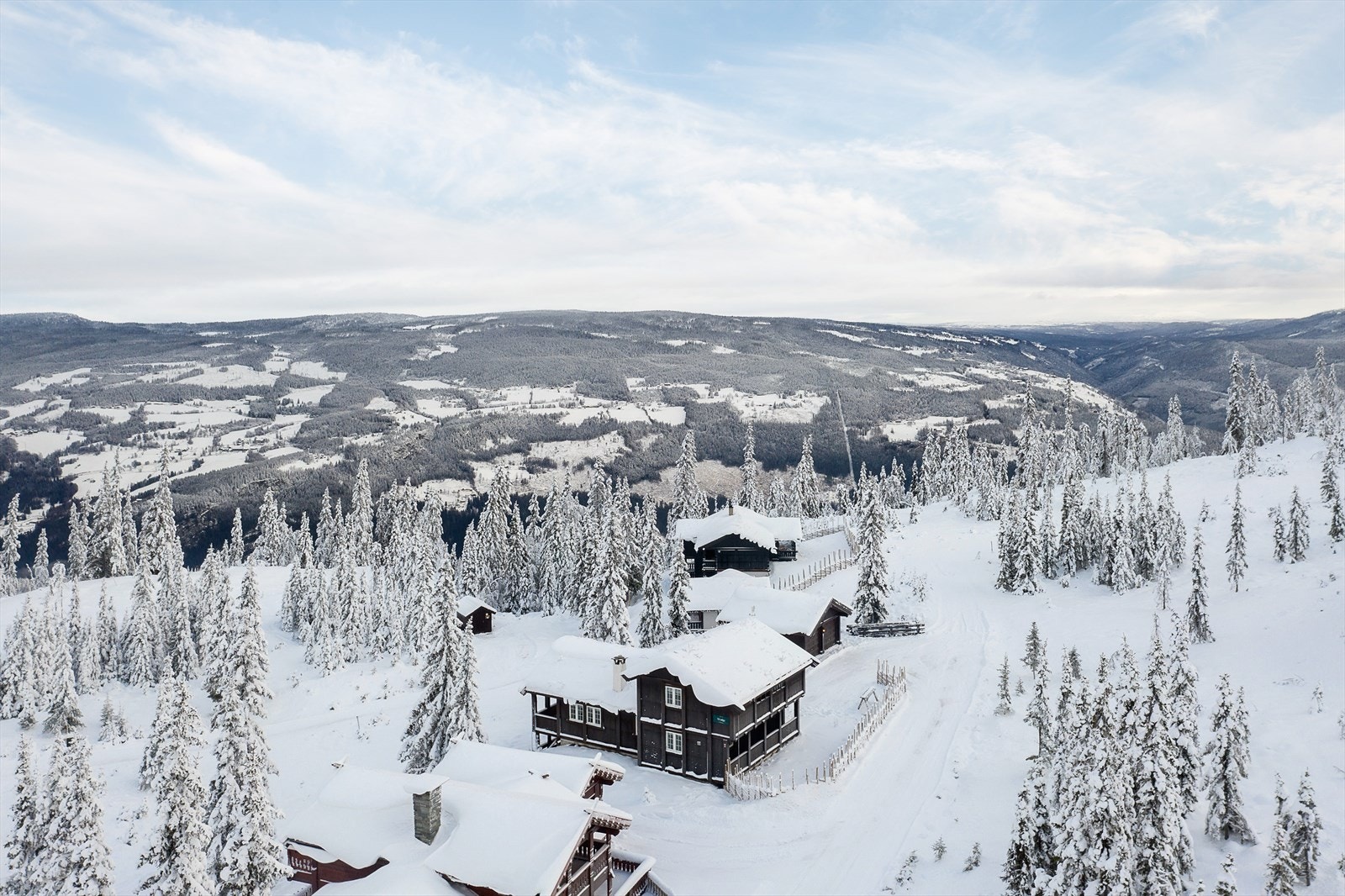 Totalt 6 soverom, 3 bad, kjellerstue og garasje med en stor smørebod i kjeller. Hytte BRA 184 kvm. og anneks BRA 20 kvm. Galleribilde
