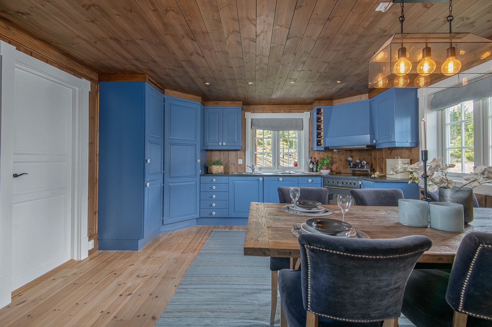 Kjøkkeninnredningen er i heltre med profilerte fronter med benkeplate i stein. Galleribilde