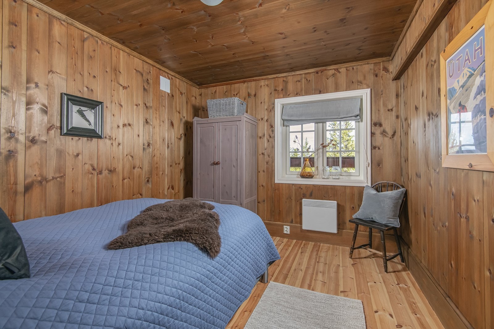 I kjelleretasjen finner man to soverom, begge innredet med dobbeltseng. Hytta med annekset har totalt 6 soverom. Galleribilde