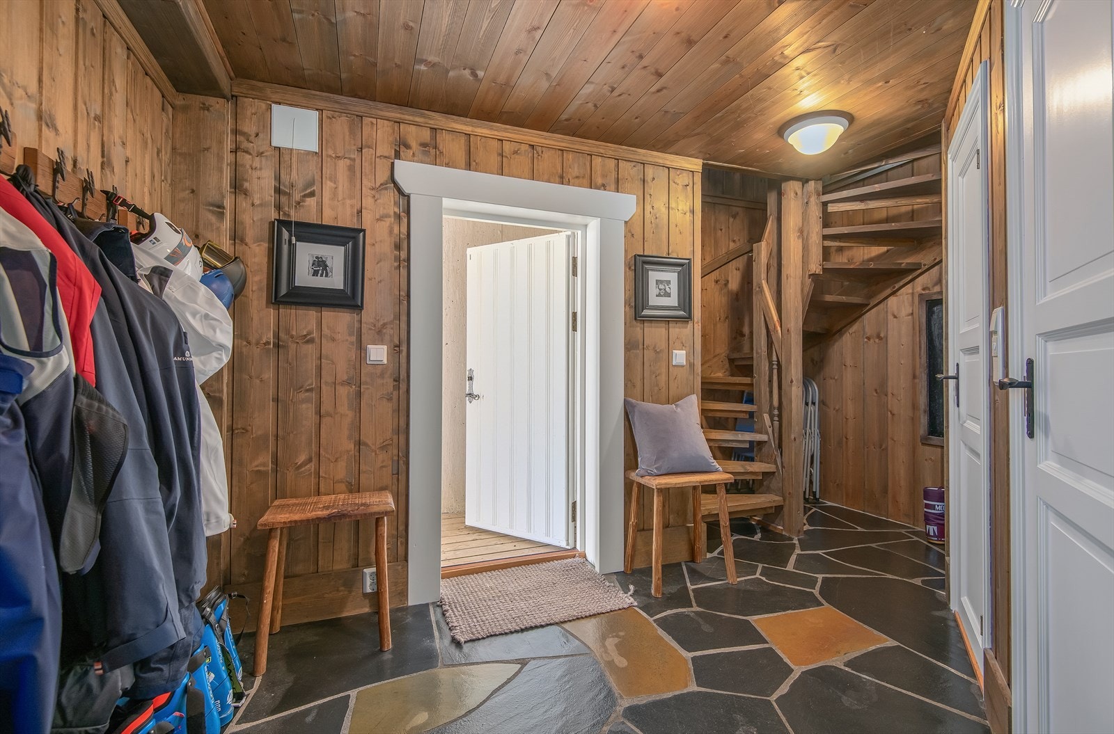 Utgang i kjelleretasjen med pene skiferfliser på gulv med gulvvarme - veldig praktisk for en helårshytte! Galleribilde