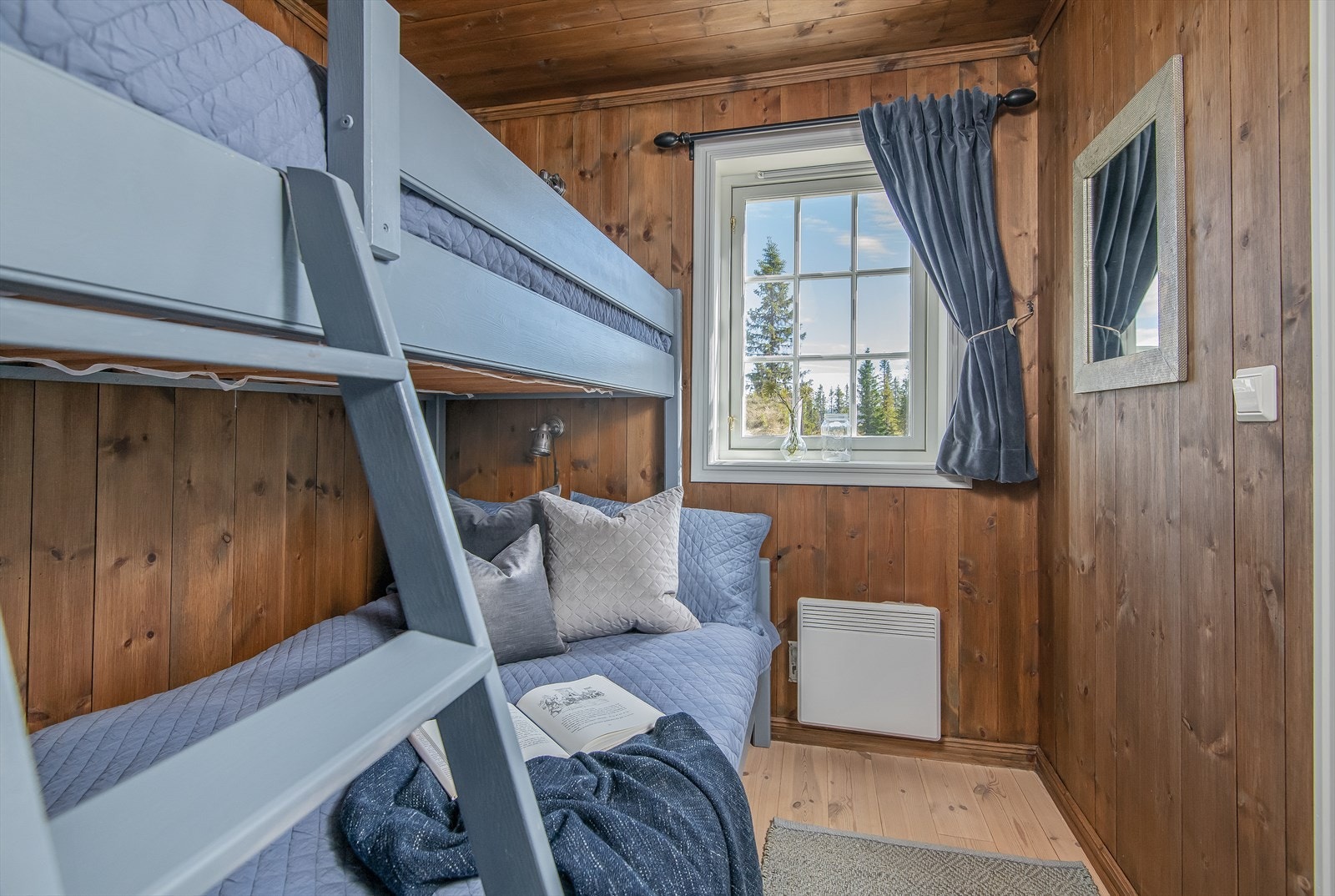 Soverom II i 2. etasje er praktisk innredet med køyeseng Galleribilde