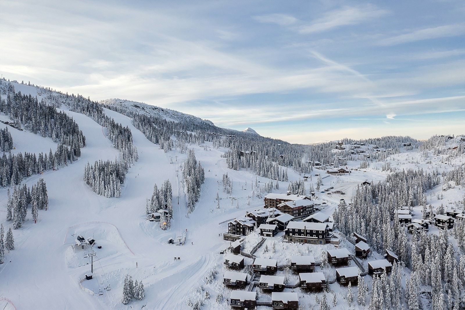 Vinterbilde fra Kvitfjell Øst og området rundt Gudbrandsgard Hotell - Midt i bakken Galleribilde