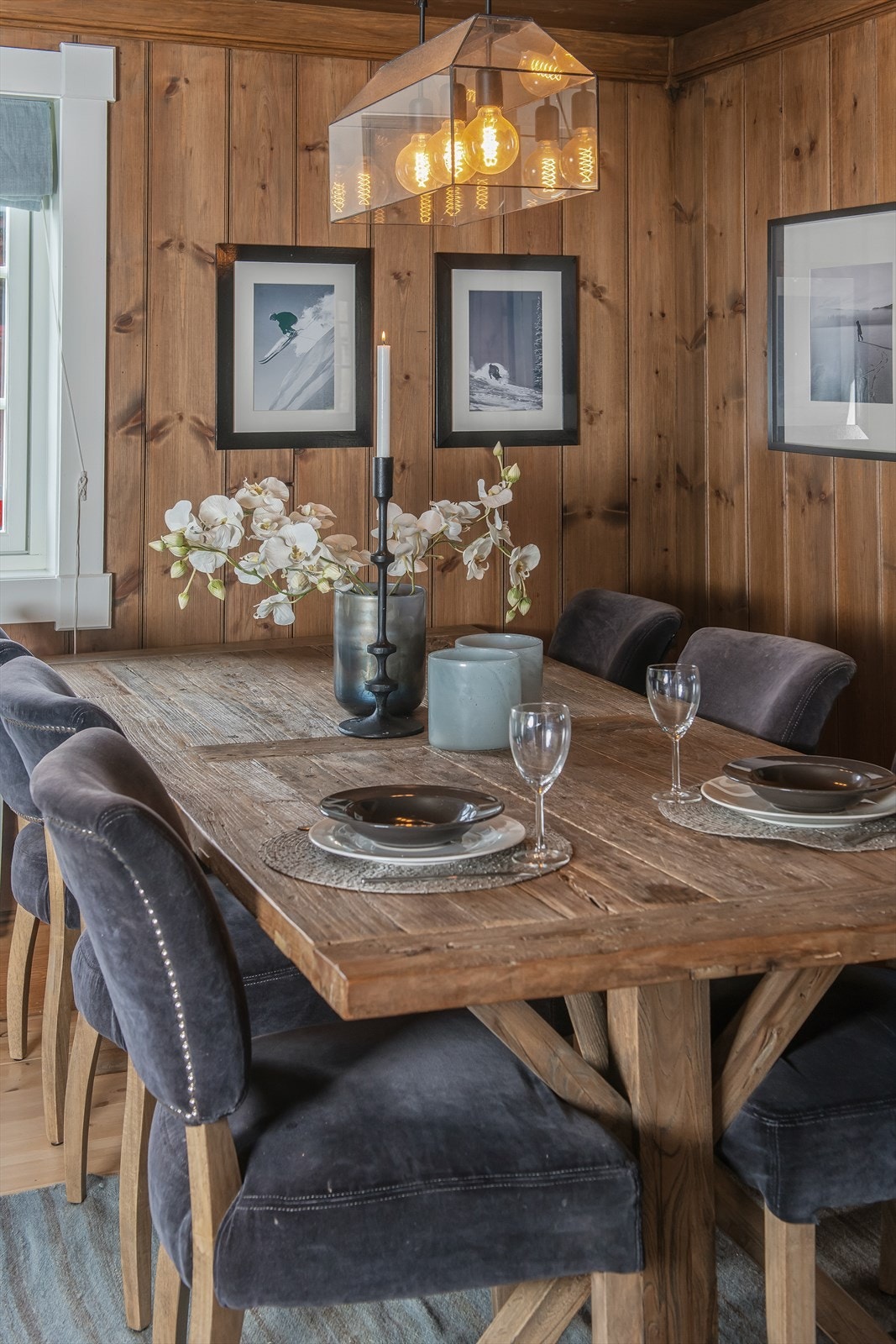 Det er plass til en hyggelig spisegruppe på kjøkkenet. Galleribilde