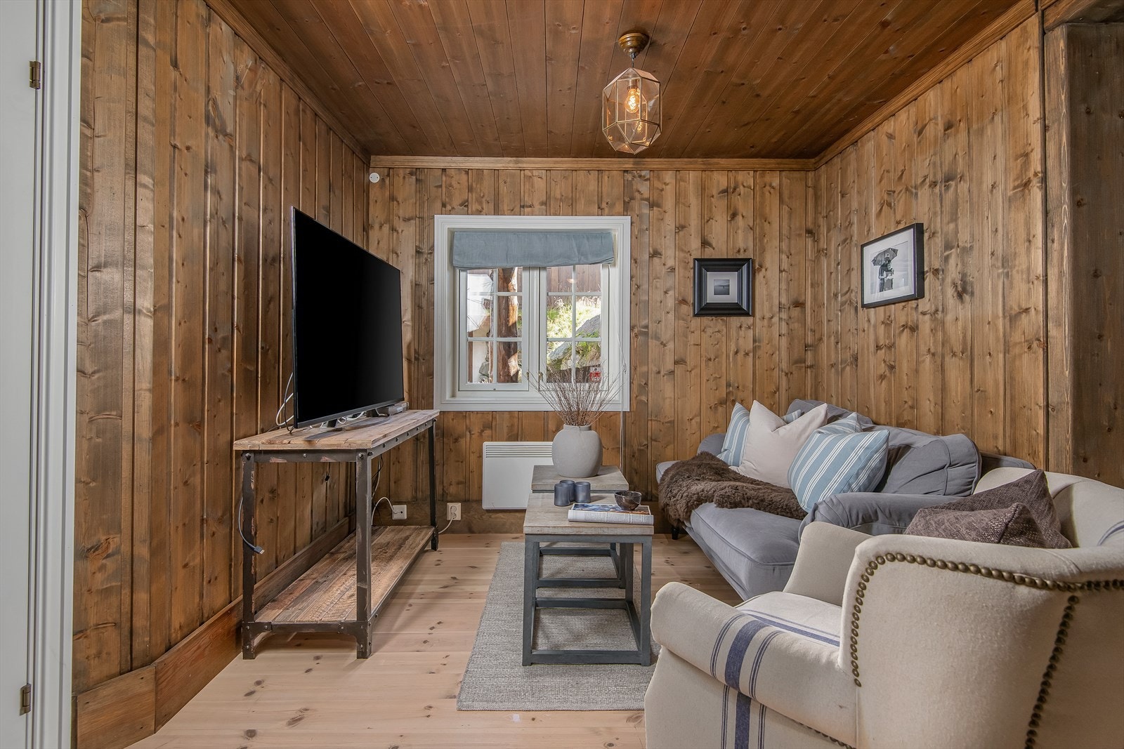 I kjelleretasjen finner man en lys og luftig kjellerstue med god plass. Galleribilde