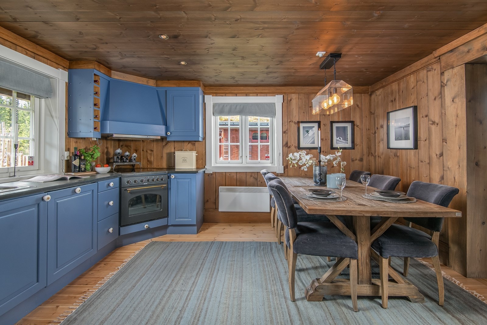 Innredningen er i en pen blåfarge og er innredet med integrert oppvaskmaskin, kjøleskap/fryser, komfyr og steketopp. Galleribilde