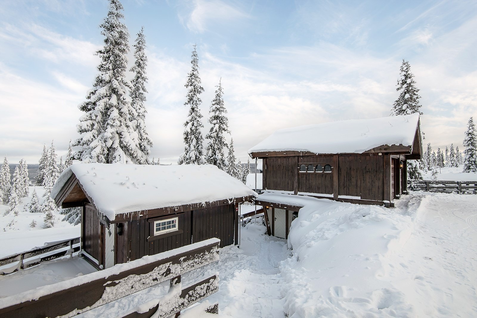 Her finner man anneks innredet med stue, soverom og eget bad - i tillegg er stor smørebod under garasjen Galleribilde