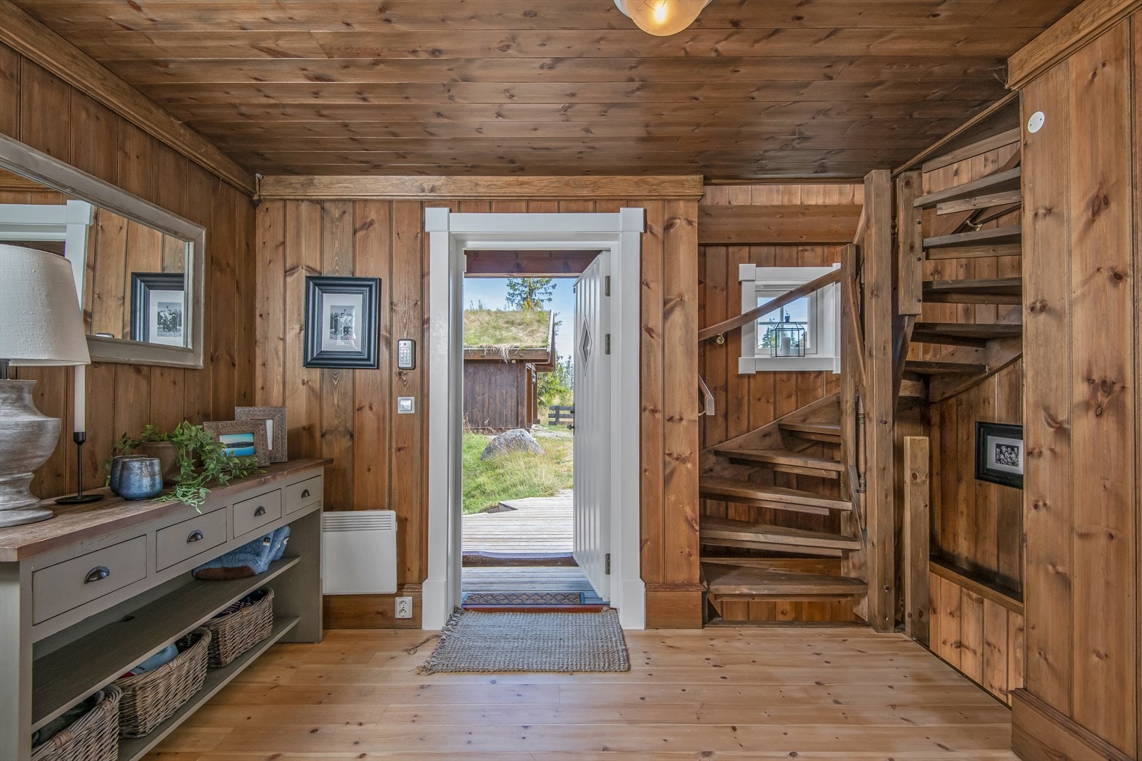 Fra overbygget inngangsparti kommer man inn en stor og praktisk entré med god plass til plass til på- og avkledning av yttertøy. Galleribilde