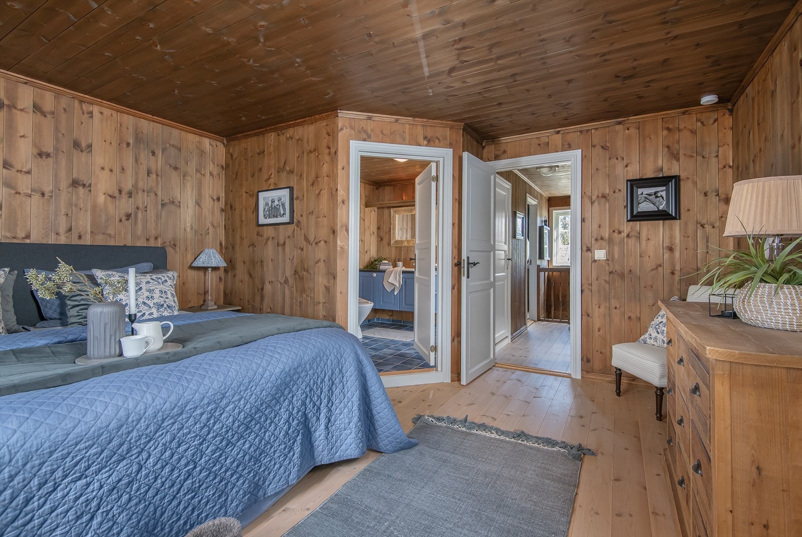 Hovedsoverommet har direkte adkomst til et pent badet i 2.etasje. Galleribilde