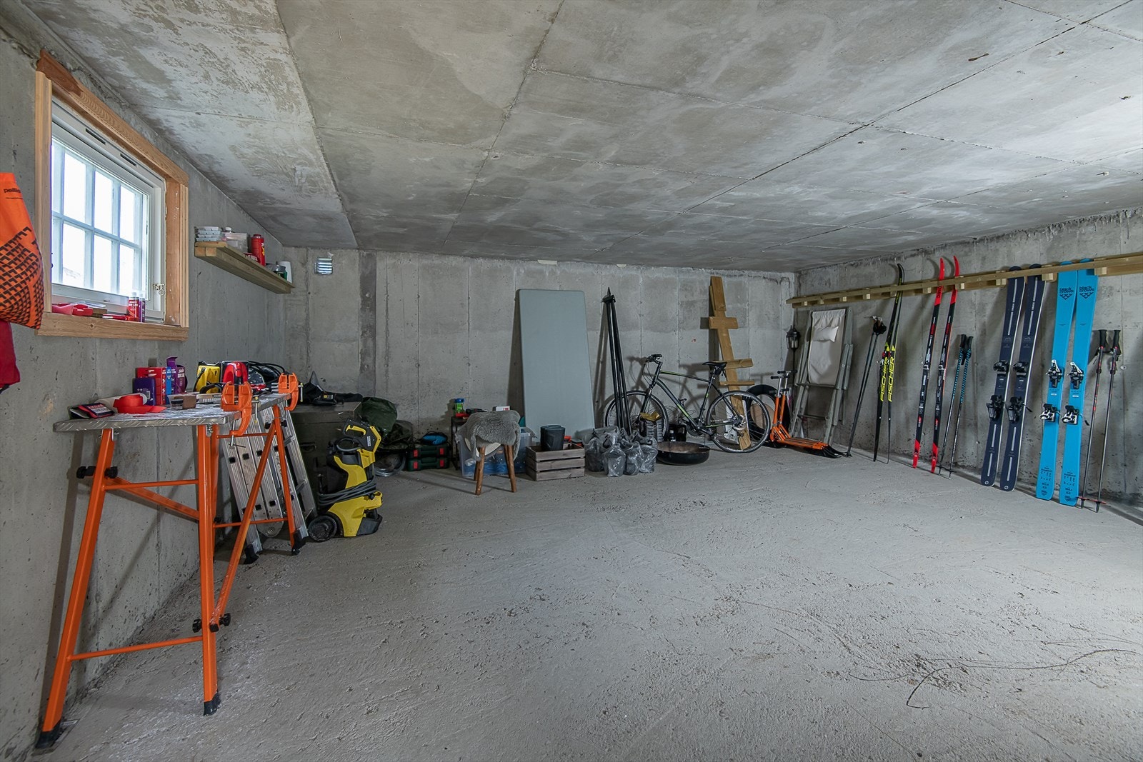 Dobbelgarasje på ca. 71 kvm med egen stor og praktisk smørebod i kjelleretasjen. Galleribilde