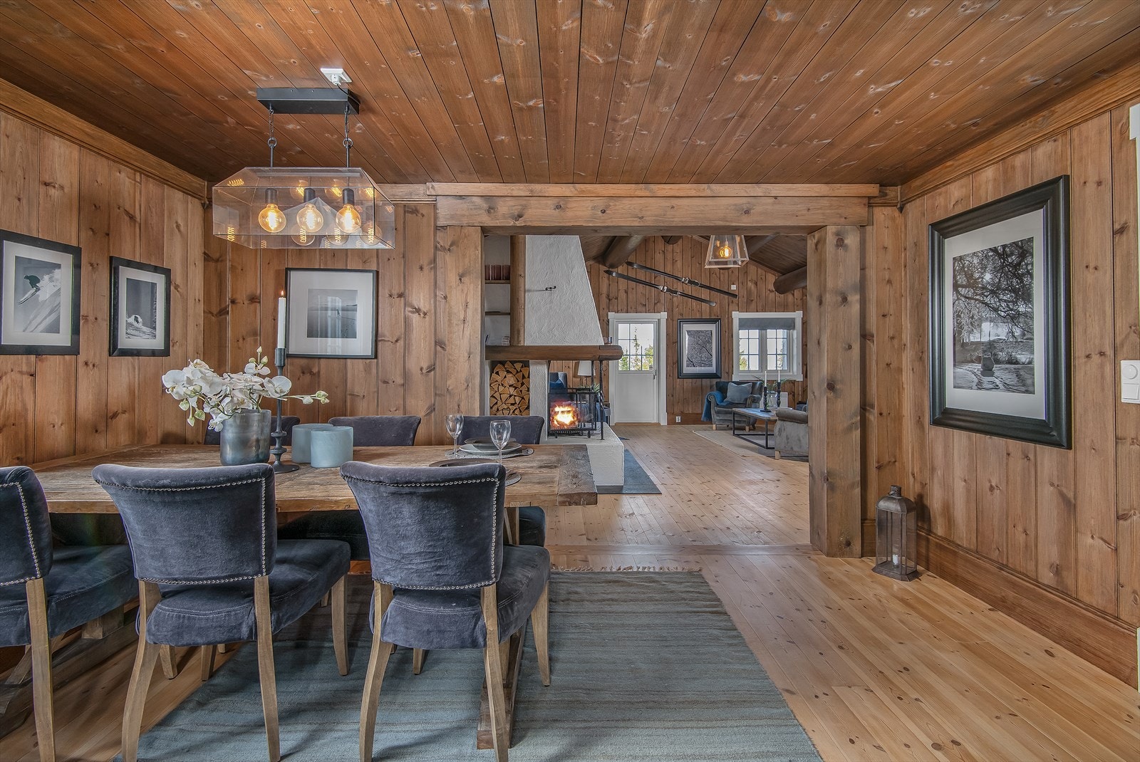 Stuen og kjøkkenet ligger i åpen løsning. Galleribilde