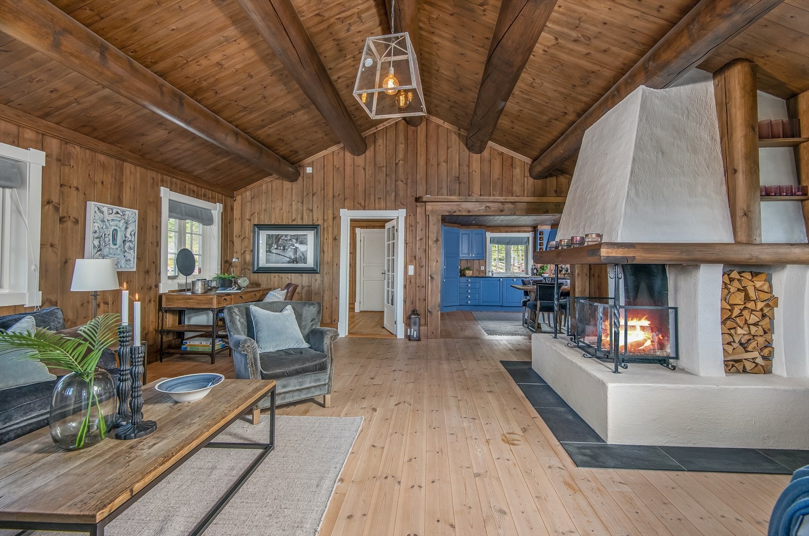 En stor peisovn er godt plassert mellom stue og kjøkken og legger til rette for kos og hygge på kalde dager. Galleribilde