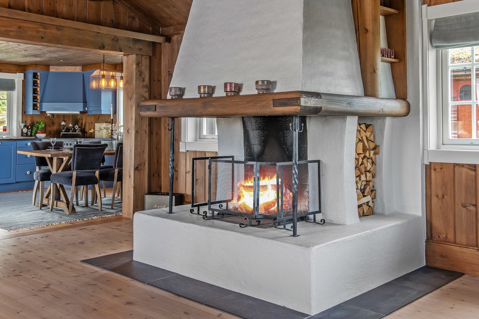 Ildstedet er stuens smykke, og kan også sees fra kjøkkenet. Galleribilde