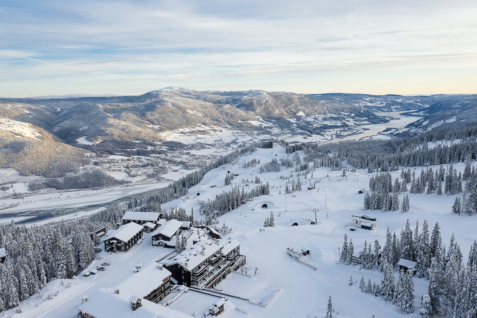 Nydelig vinterstemning på Kvitfjells World Cup side med hotellet og populære Koia - Alt ligger til rette for nok en flott vintersesong! Galleribilde