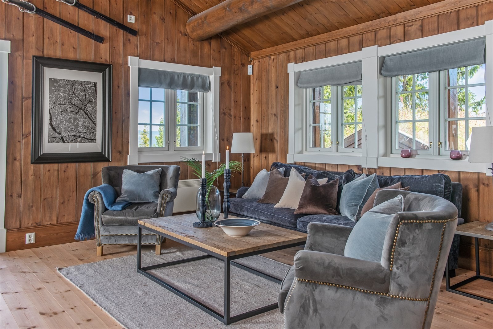 Her har man rikelig med plass til sofagruppe, TV møblement og godstolen. Galleribilde