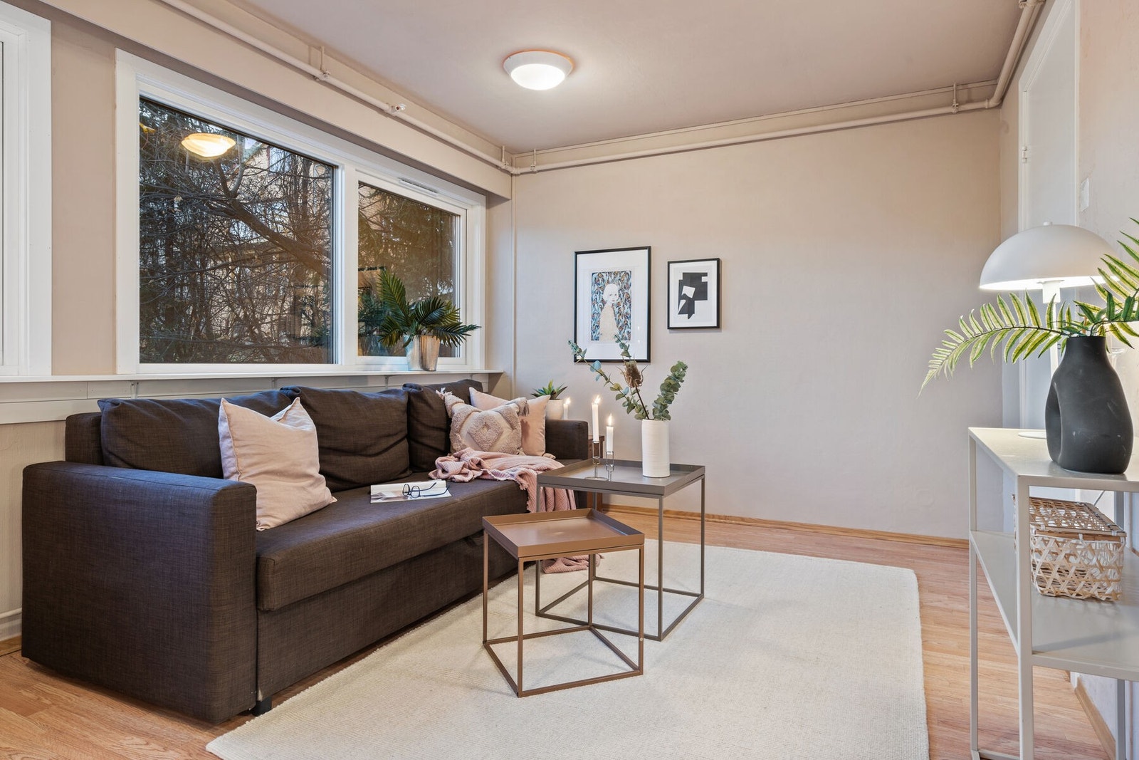 Store vinduer sørger for rikelige med lys inn i leiligheten. Galleribilde