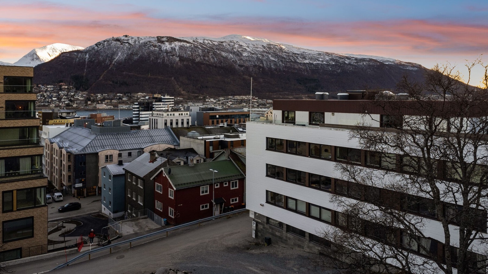 Her bor du fint til midt i Tromsø sentrum med kort vei til alt Tromsø har og by på. Galleribilde
