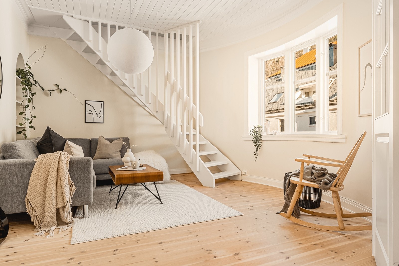 Fra stue er det trapp opp til loftsetasjen Galleribilde