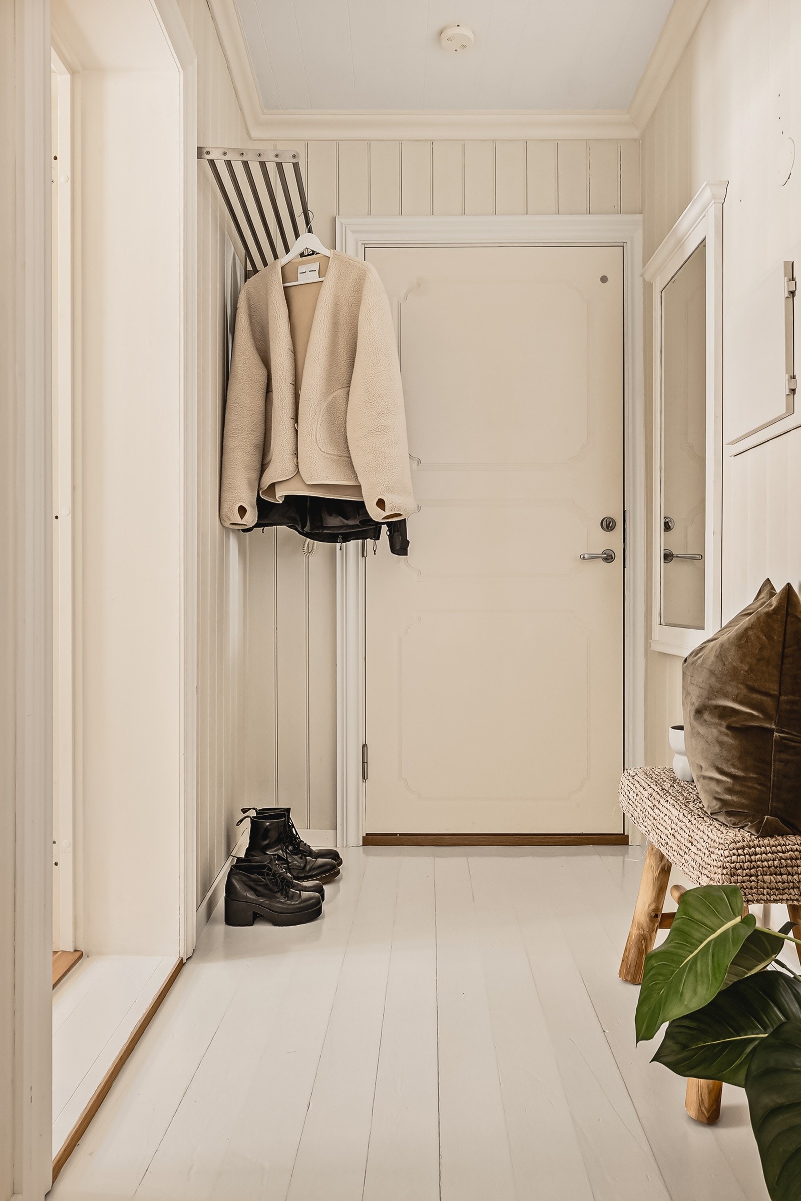 I leilighetens entrè er det god plass til å henge fra seg ytterøy Galleribilde