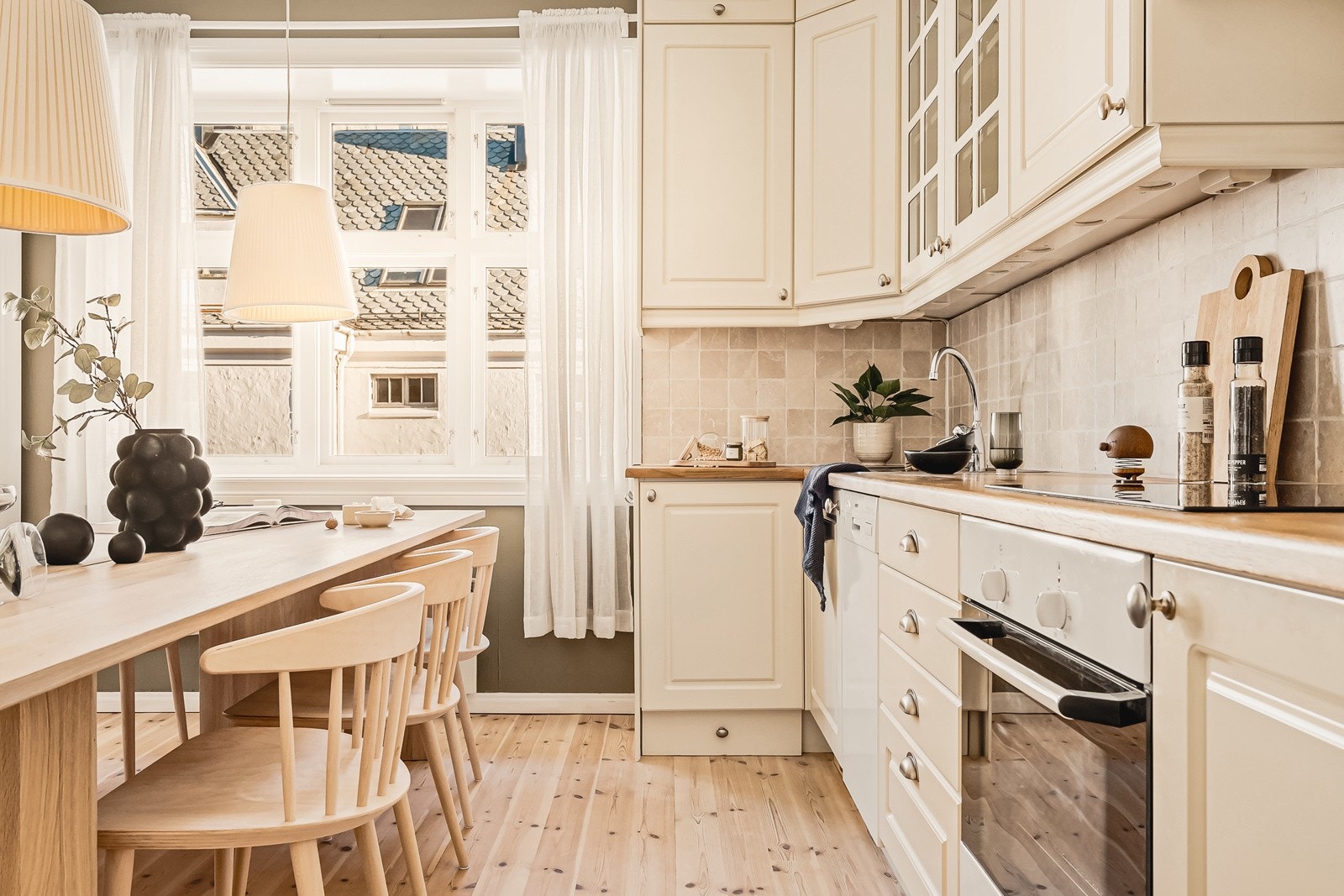 Kjøkkenet er meget romslig og blir et naturlig samlingspunkt i leiligheten Galleribilde