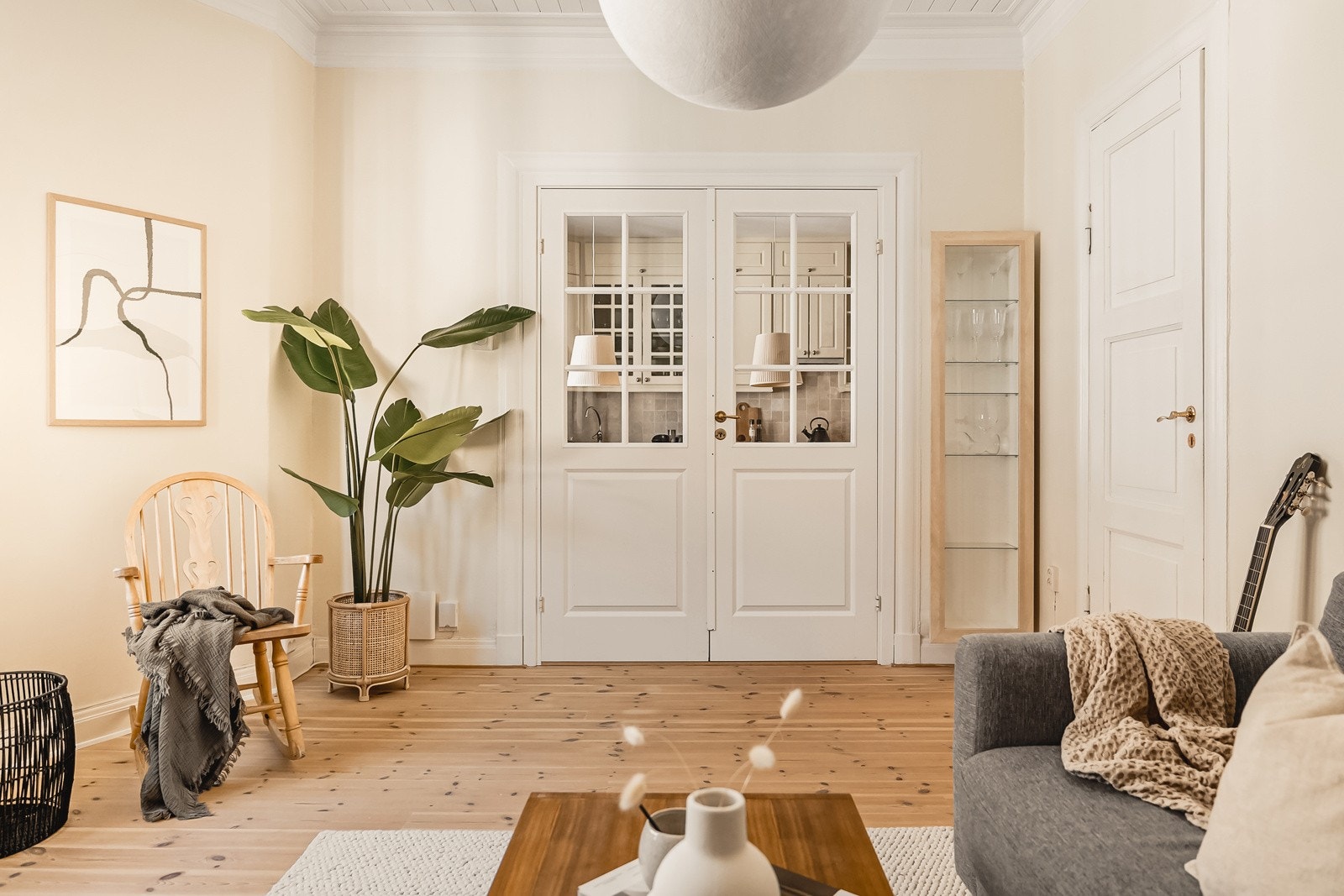 Fra stuen er det inngang til leilighetens kjøkken. Legg merke til takhøyden i rommene Galleribilde