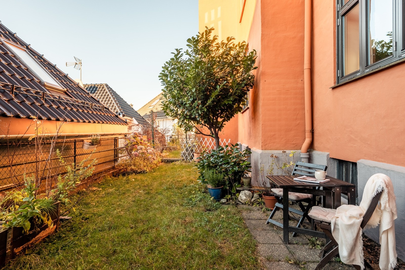 Flott vestvendt felles bakgård med gode solforhold Galleribilde