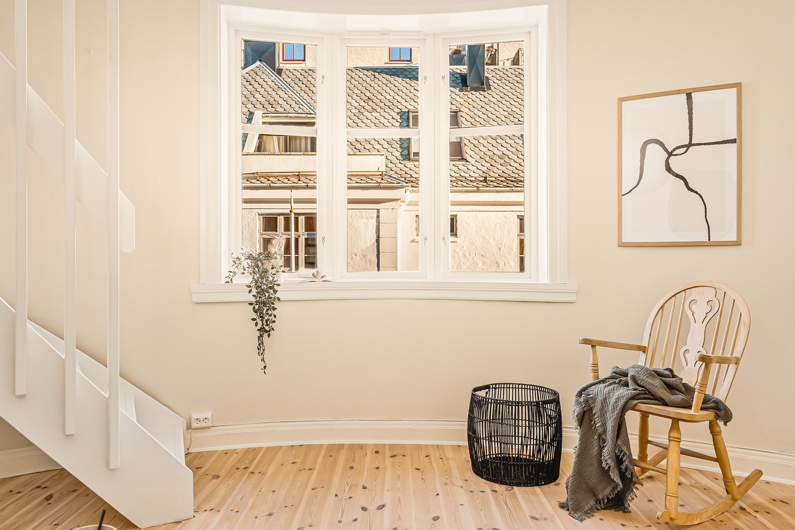 Det er godt med naturlig lysinnslipp fra store vindusflater i leiligheten. Her kan man trives! Galleribilde