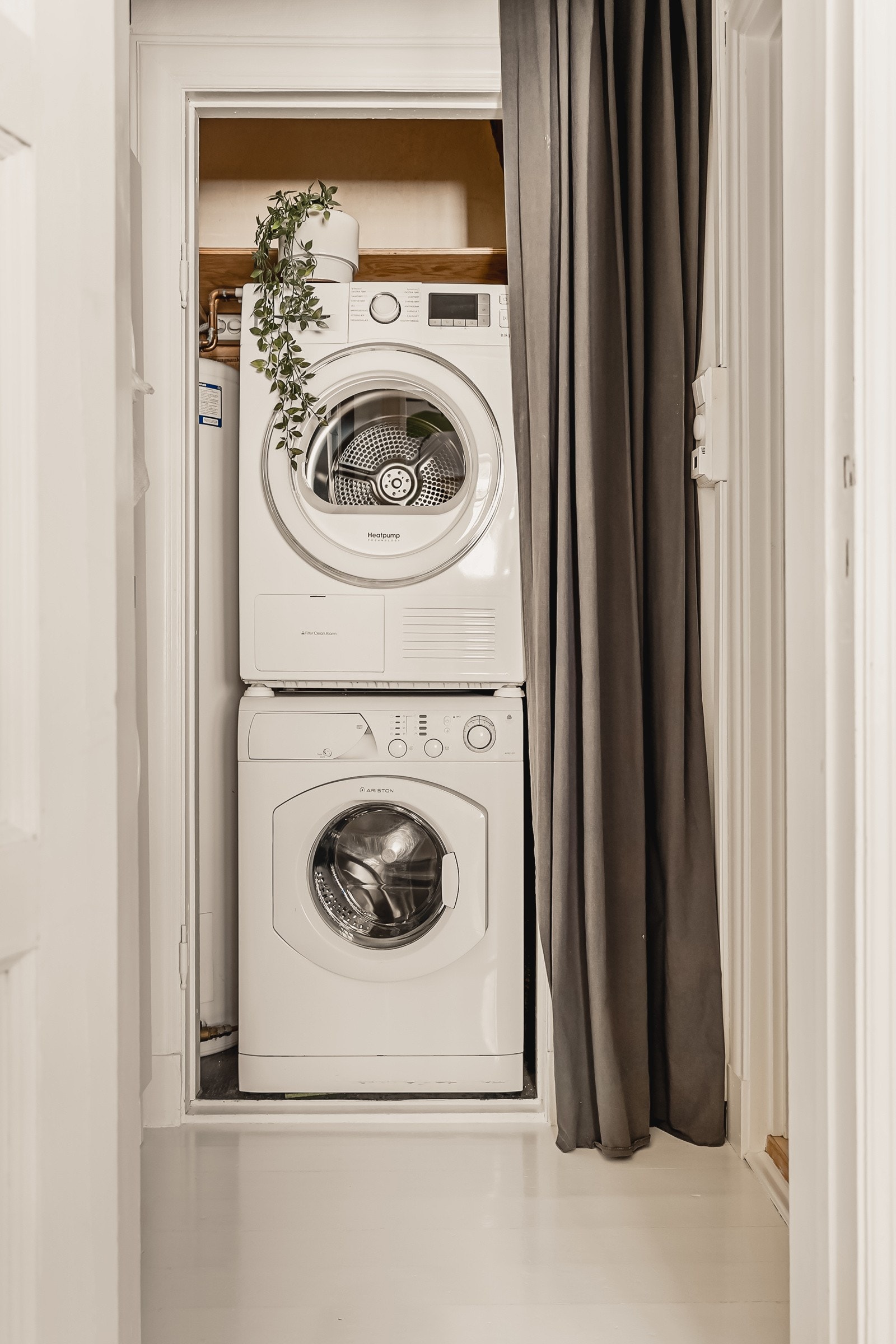 Like ved badet får man tilgang på et praktisk vaskerom. Vaskerommet inneholder opplegg for vaskemaskin, samt varmtvannsberder. Galleribilde