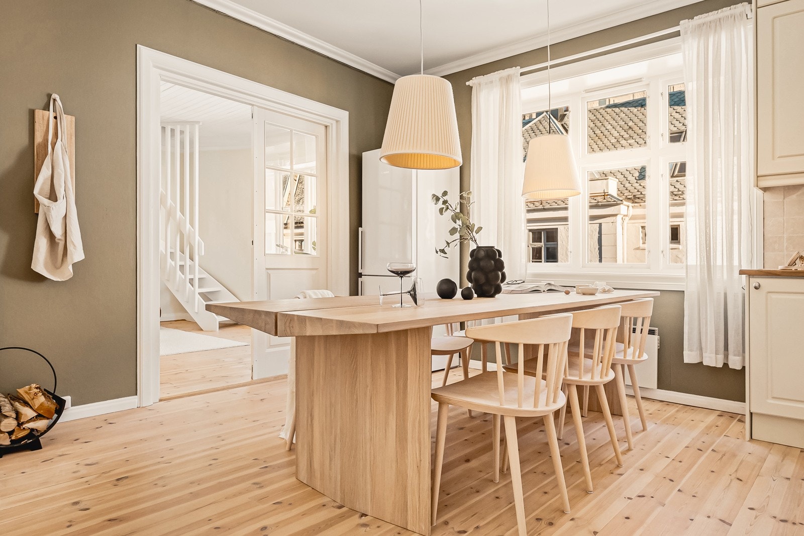 Leiligheten ligger i byggets 3.etasje og går over to plan Galleribilde