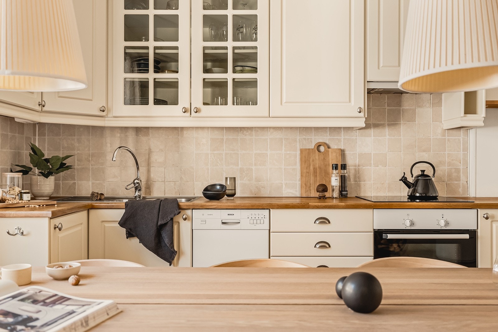 På kjøkkenet finner man også integrert induksjonsplatetopp, integrert stekeovn og opplegg for oppvaskmaskin Galleribilde