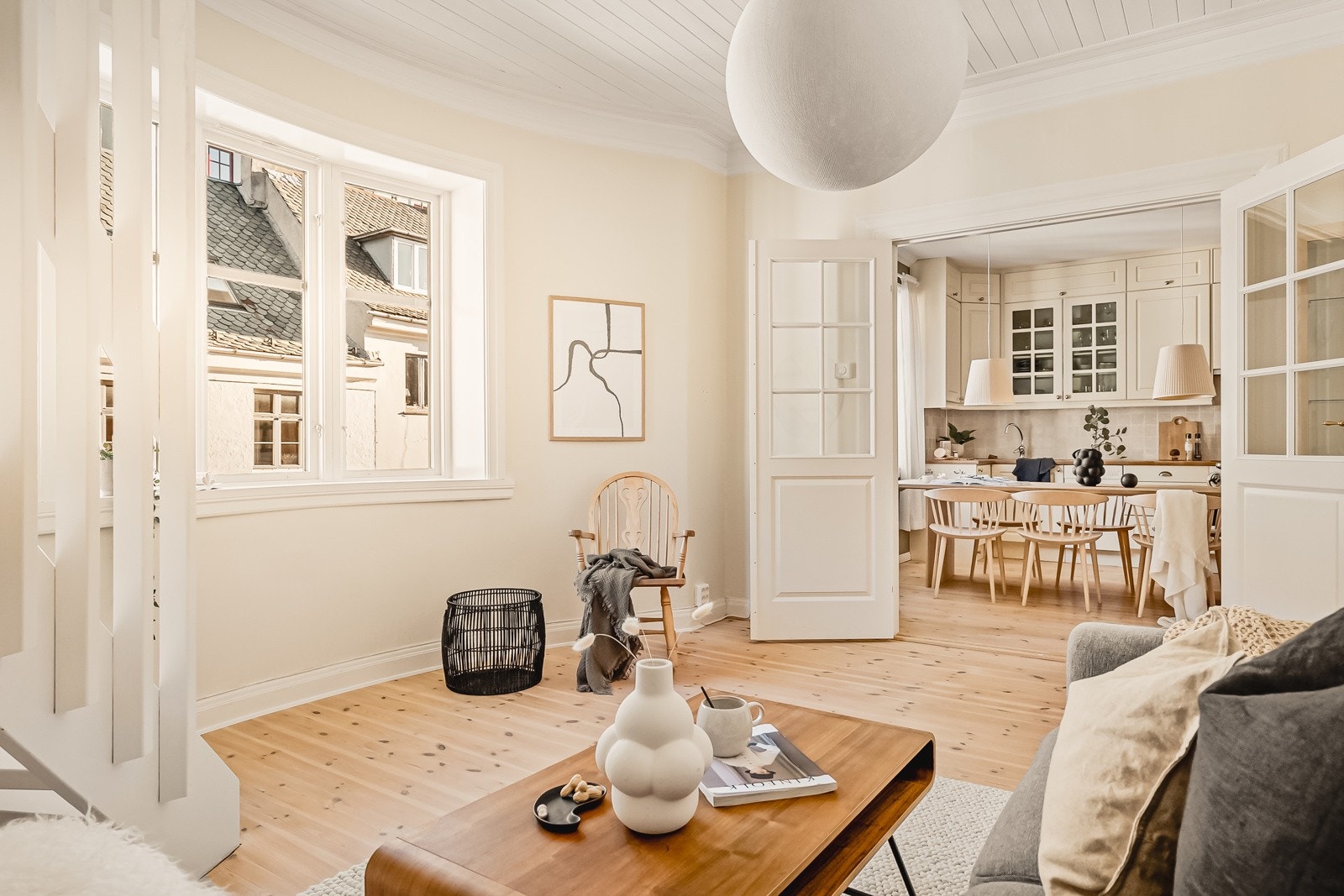 I stuen er det god plass til en hyggelig sittegruppe. God takhøyde! Galleribilde