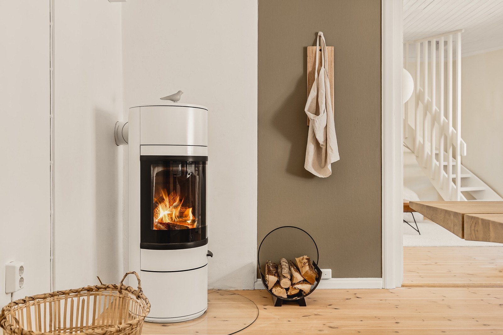 Til kalde kvelder varmer ildstedet på kjøkkenet godt Galleribilde