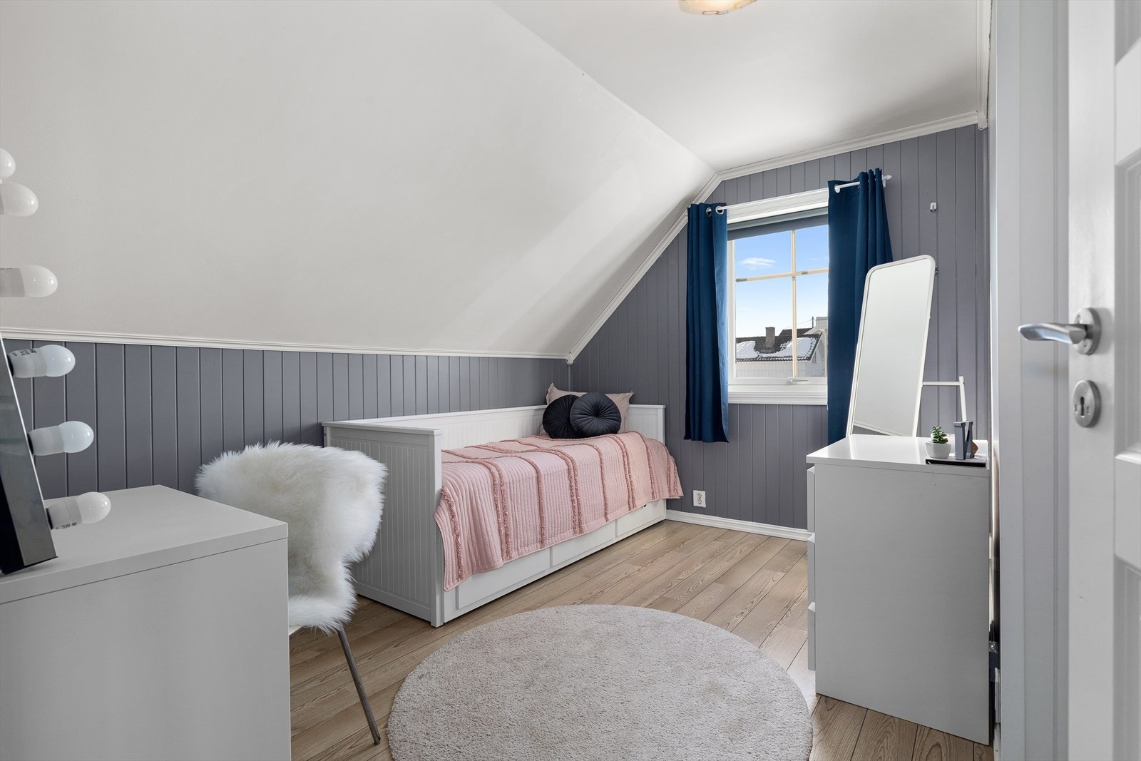 Romslig soverom 2 med god plass for seng og annen innredning Galleribilde