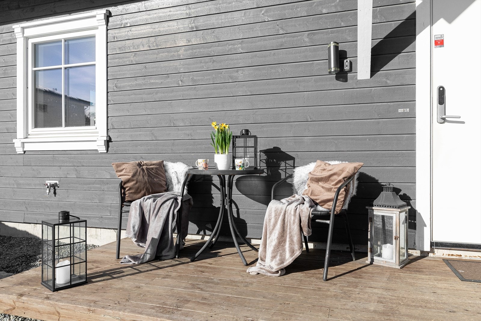 Foran inngangspartiet er det en flott platting med morgensol i sommerhalvåret Galleribilde