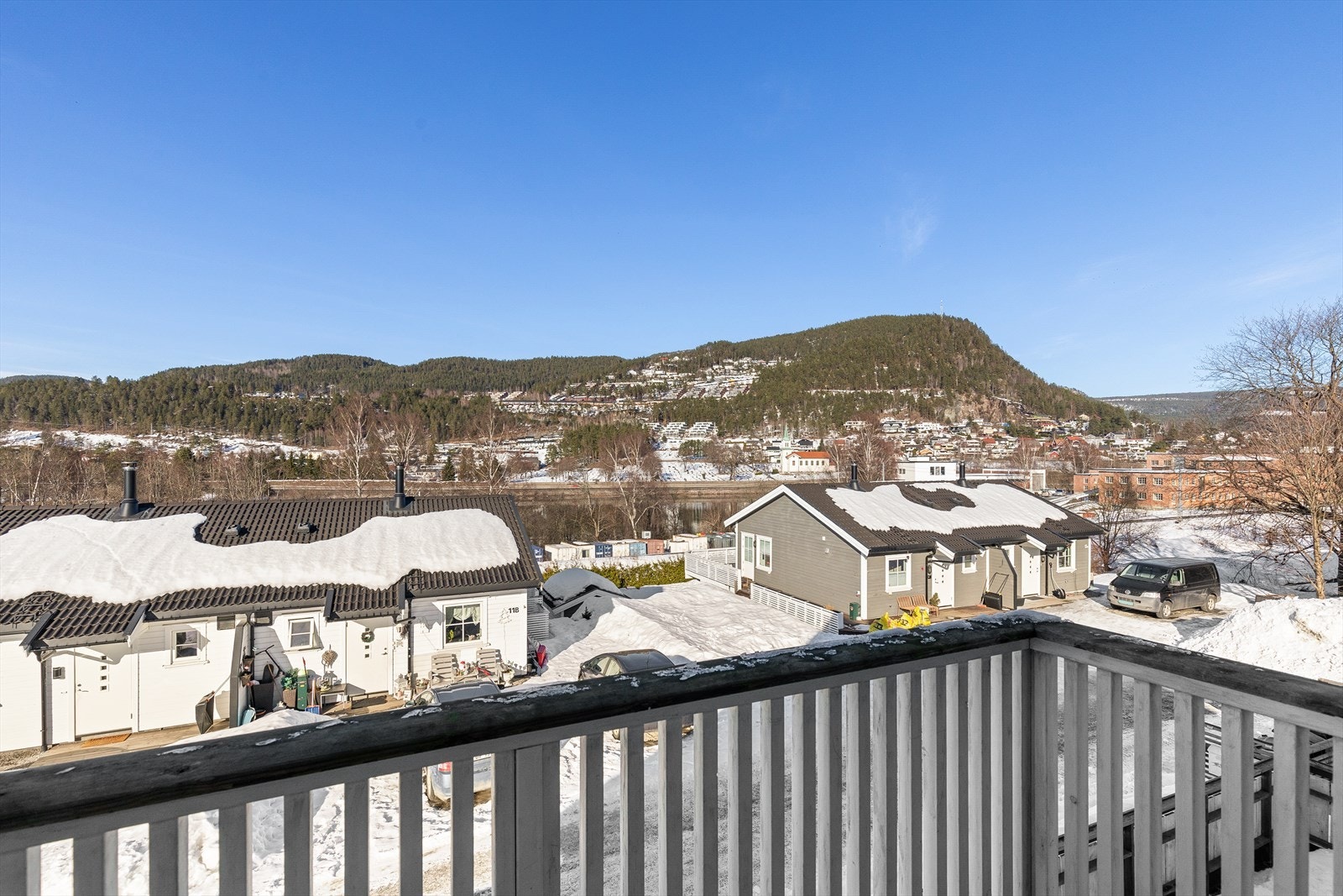 Boligen har flotte kvaliteter med utgang til terrasse og balkong med fin utsikt Galleribilde