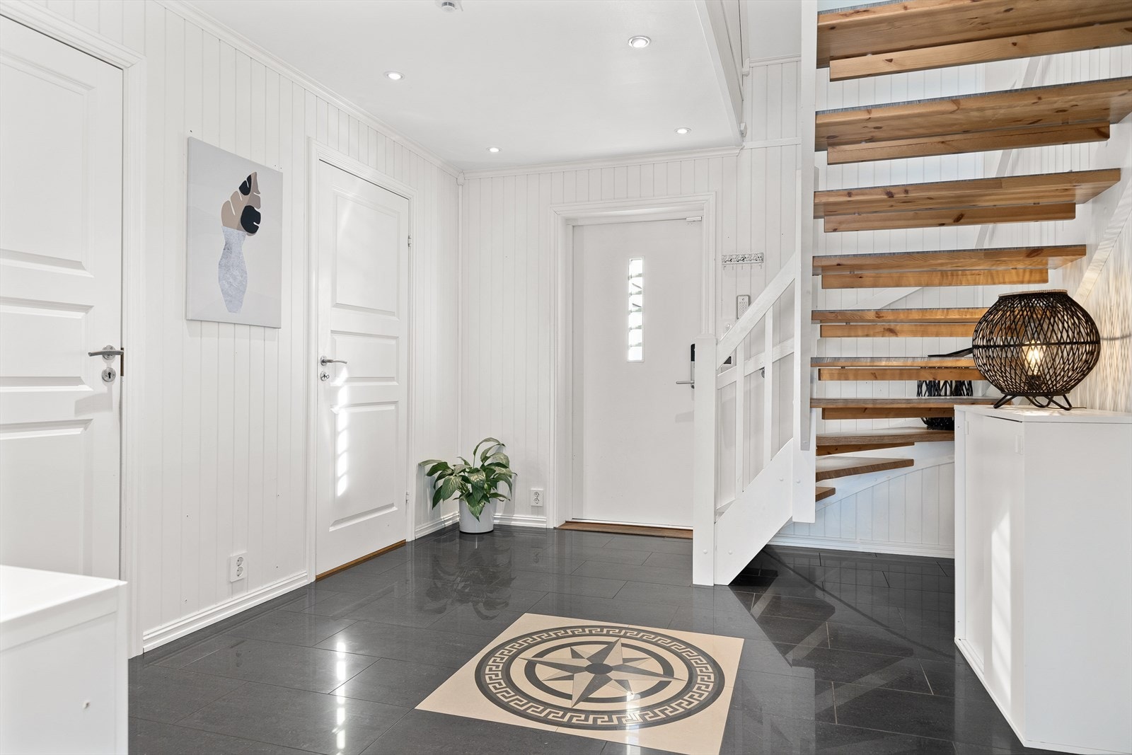 Romslig entré/hall med flislagt gulv og varmekabler. Downlights i himling Galleribilde