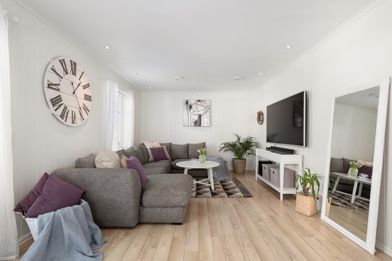 Stuen har integrerte downlights i himlingen samt varmekabler Galleribilde