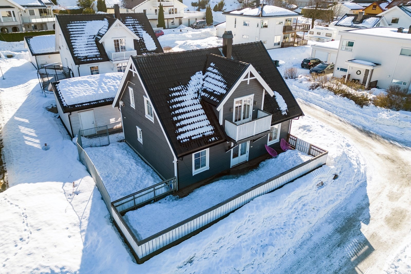 Eiendommen har en fin beliggenhet i et veletablert boligområde med nyere hus Galleribilde